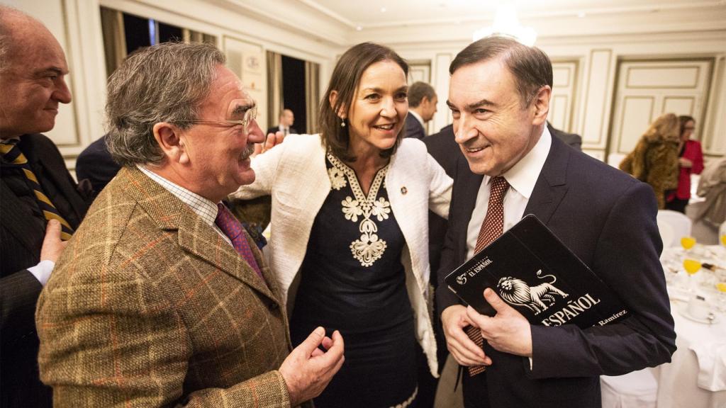 La ministra de Industria, Reyes Maroyo, Blas Herrero y Pedro J. Ramírez.