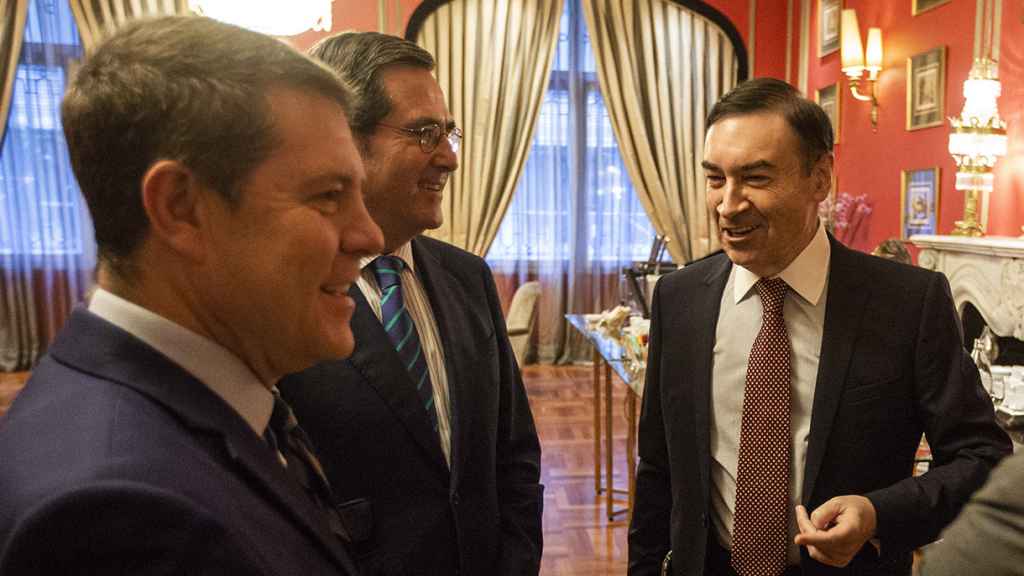 Emiliano García-Page, presidente de la Junta de Comunidades de Castilla-La Mancha y Antonio Garamendi,presidente de la CEOE, junto a Pedro J. Ramírez.