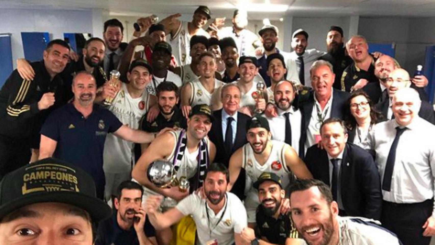 Los jugadores del Real Madrid Basket posan con la Copa del Rey