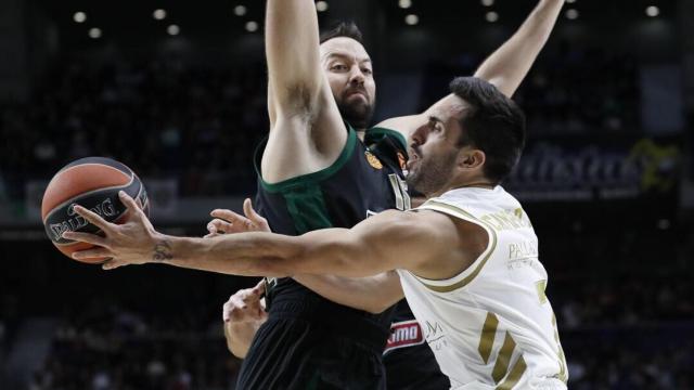 Campazzo y Vougioukas, durante el Real Madrid - Panathinaikos de Euroliga