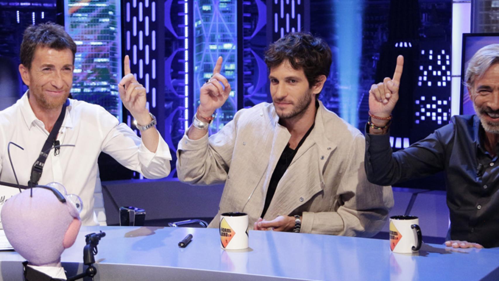 Quim Gutiérrez e Imanol Arias con Pablo Motos en 'El Hormiguero'