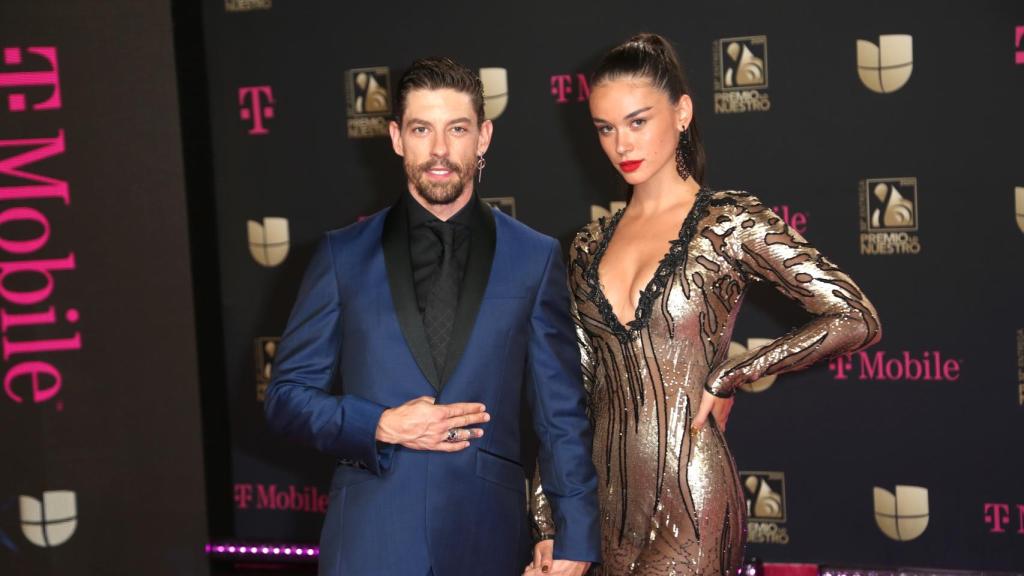 Adrian Lastra y Clara Chaín en los Premios Lo Nuestro 2020.