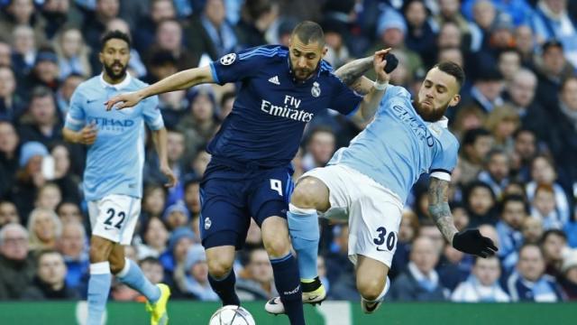 Karim Benzema y Nicolás Otamendi, durante el partido de 2016