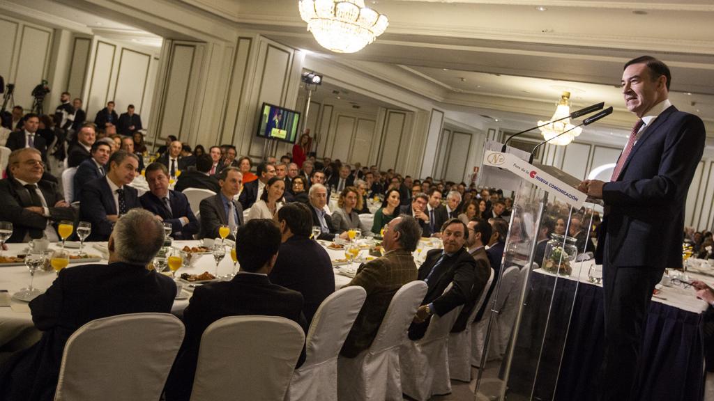 Pedro J. Ramírez, durante un momento del desayuno frente a la mesa presidencial.