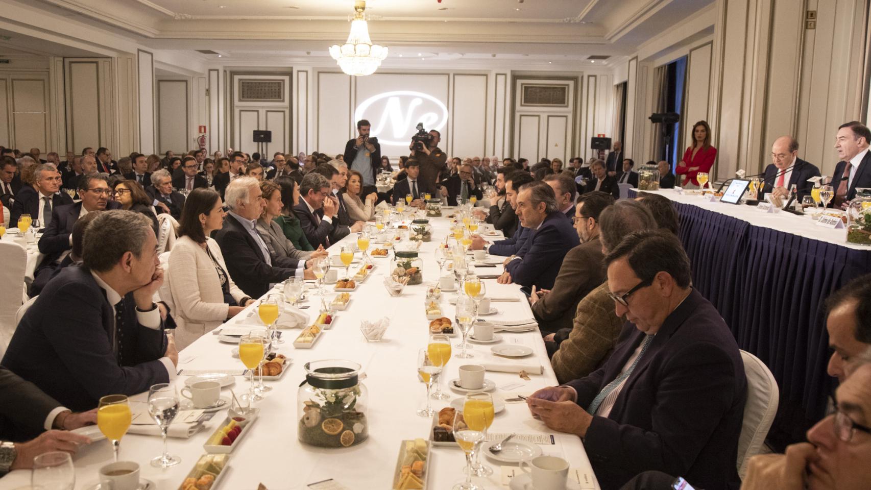 Vista general de la mesa presidencial de la presentación de Invertia en el Foro de la Nueva Comunicación.