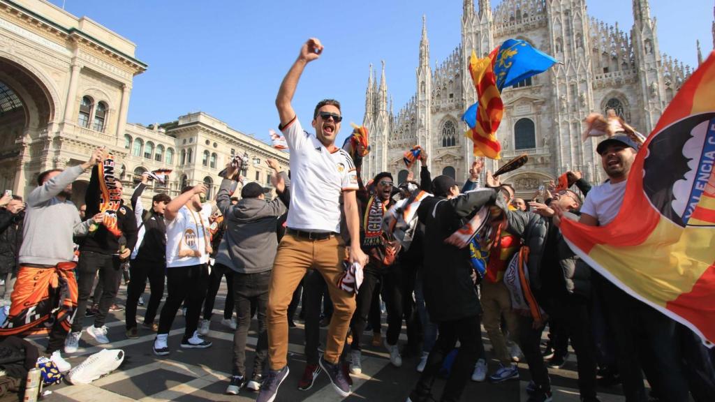 Aficionados del Valencia en Milán durante la ida de octavos de final ante el Atalanta