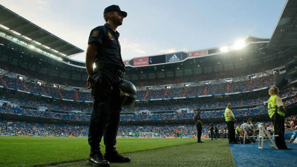 Un agente de la Policía Nacional en el Santiago Bernabéu