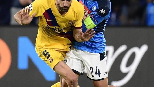 Sergio Busquets, ante Lorenzo Insigne en el Nápoles - Barça