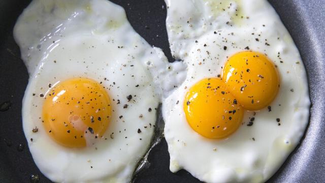 Huevos fritos en una sartén.