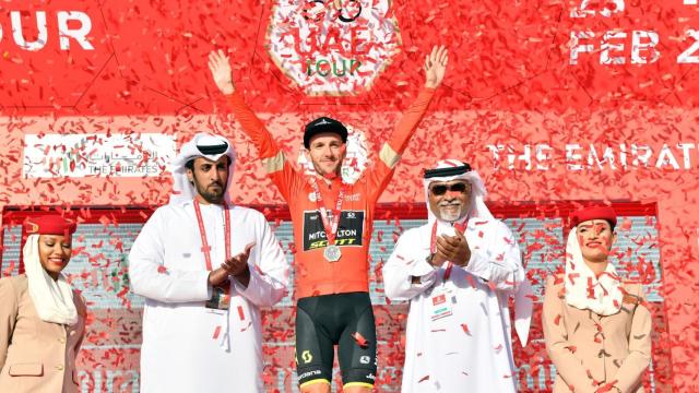 Adam Yates en lo más alto del podio tras su exhibición en el Jebel Hafeet en el UAE Tour