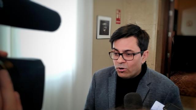 Gerardo Pisarello atiende a la prensa a la entrada de la Junta de Portavoces del Congreso.