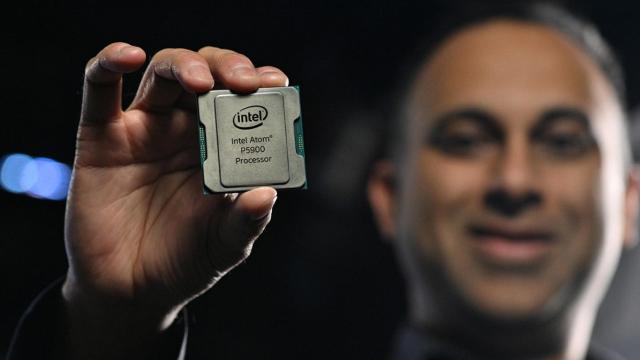 Navin Shenoy, vicepresidente ejecutivo y director general del Grupo de Plataformas de Datos de Intel, con el Atom P5900.