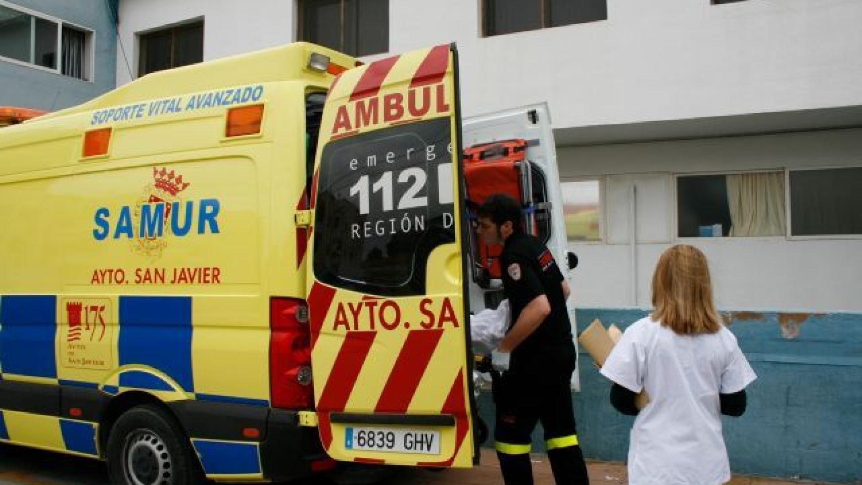 La joven fue trasladada en una ambulancia al hospital más cercano.