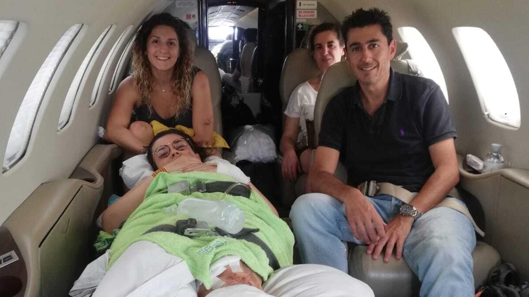 El médico Sergio Arellano, junto a las dos zaragozanas, Noelia y María.