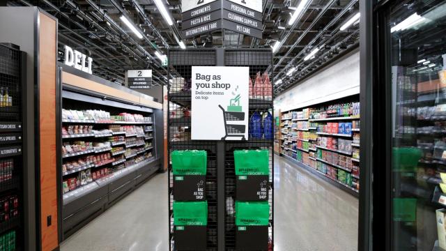 Tienda Amazon Go, con bolsas en las que meter los productos