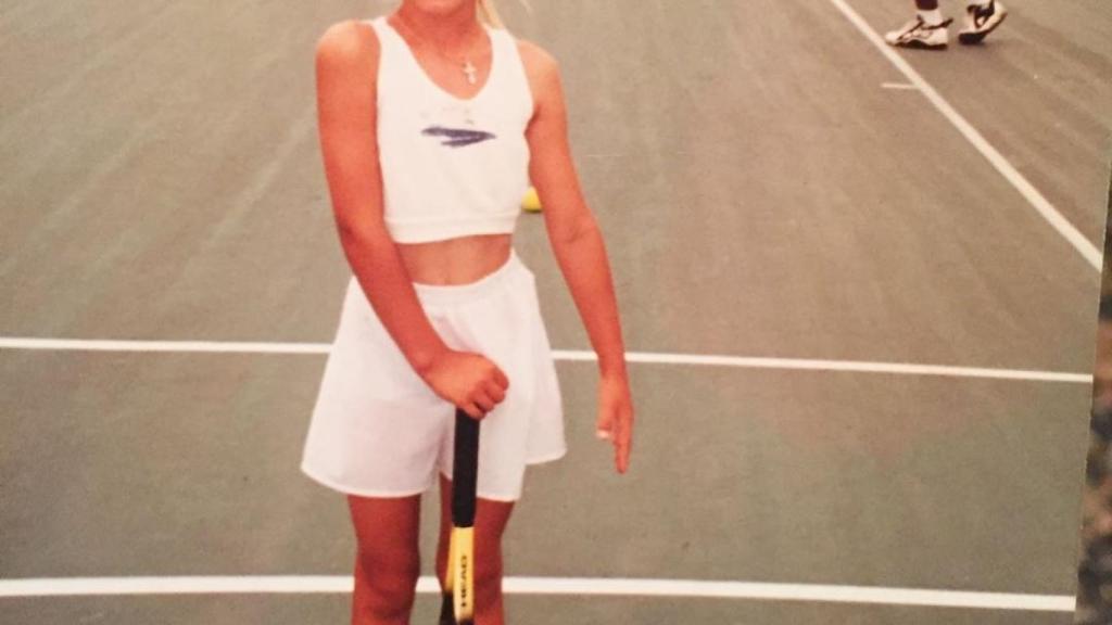 Maria Sharapova, sujetando una raqueta de tenis, durante su infancia