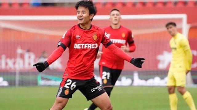 Takefusa Kubo durante un partido con el RCD Mallorca