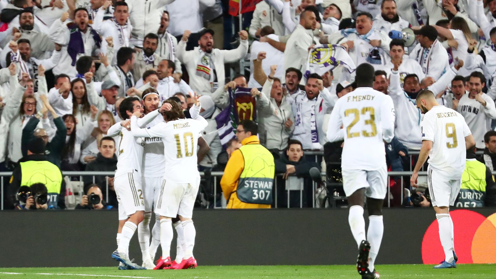 Los jugadores del Real Madrid felicitan a Isco por su gol al Manchester City