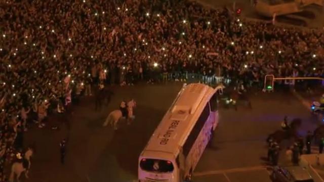 Así fue el impactante recibimiento de la afición al autobús del Real Madrid antes del City