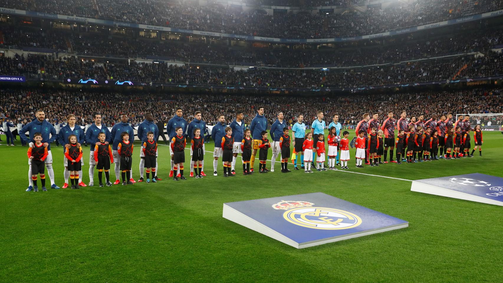 Los jugadores del Real Madrid y el Manchester City escuchan el himno de la Champions League