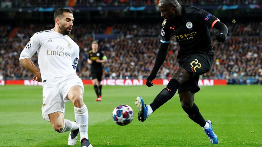 Daniel Carvajal presiona un centro de Benjamin Mendy