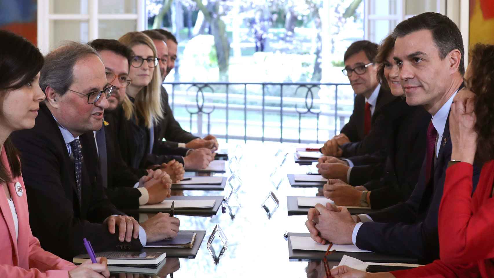 El expresidente de la Generalidad, Quim Torra, reunido en la mesa de diálogo con Pedro Sánchez y su equipo, en febrero de 2020.