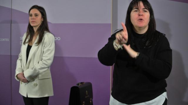 Irene Montero, junto la traductora al lenguaje de signos, en su toma de posesión como ministra de Igualdad.