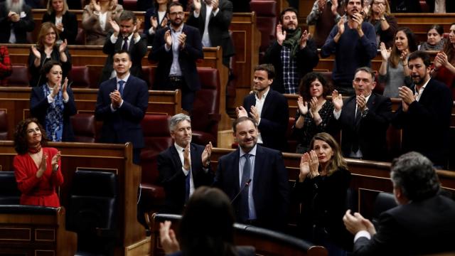 El ministro de Transportes, José Luis Ábalos, durante la sesión de control de este miércoles aplaudido por los suyos.