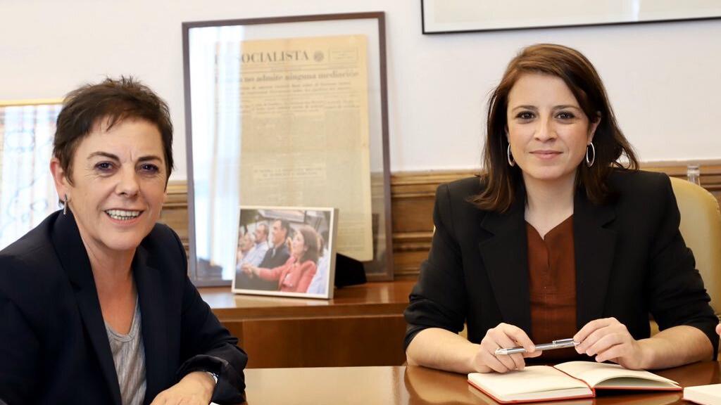 Adriana Lastra, portavoz del grupo socialista en el Congreso; y Mertxe Aizpurua, portavoz de Bildu.