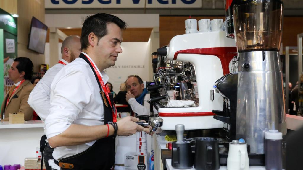 Un camarero sirviendo un café.