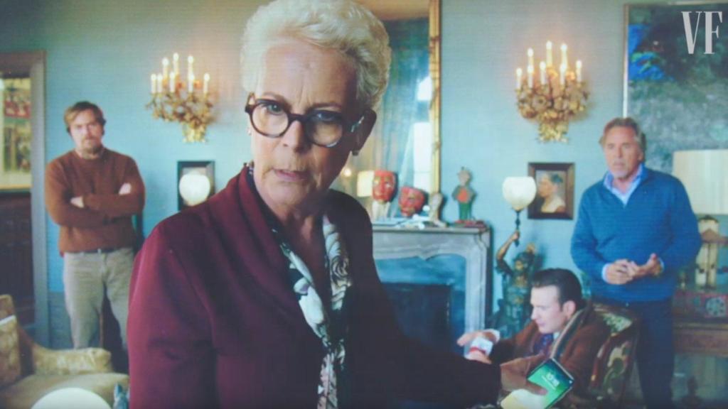 Fotograma de Knives Out, con Jamie Lee Curtis sosteniendo un iPhone