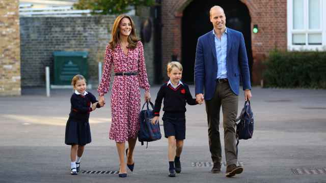 George y Charlotte de Cambridge, acudiendo al colegio junto a sus padres, Kate Middleton y Guillermo de Inglaterra.