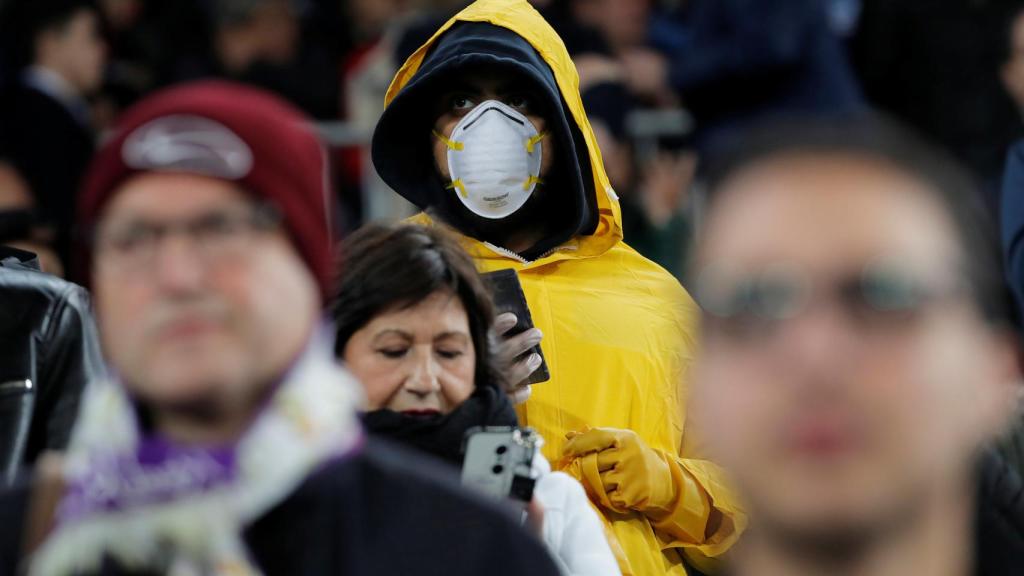 Un aficionado con mascarilla en el Santiago Bernabéu ante el temor de contagio de coronavirus.