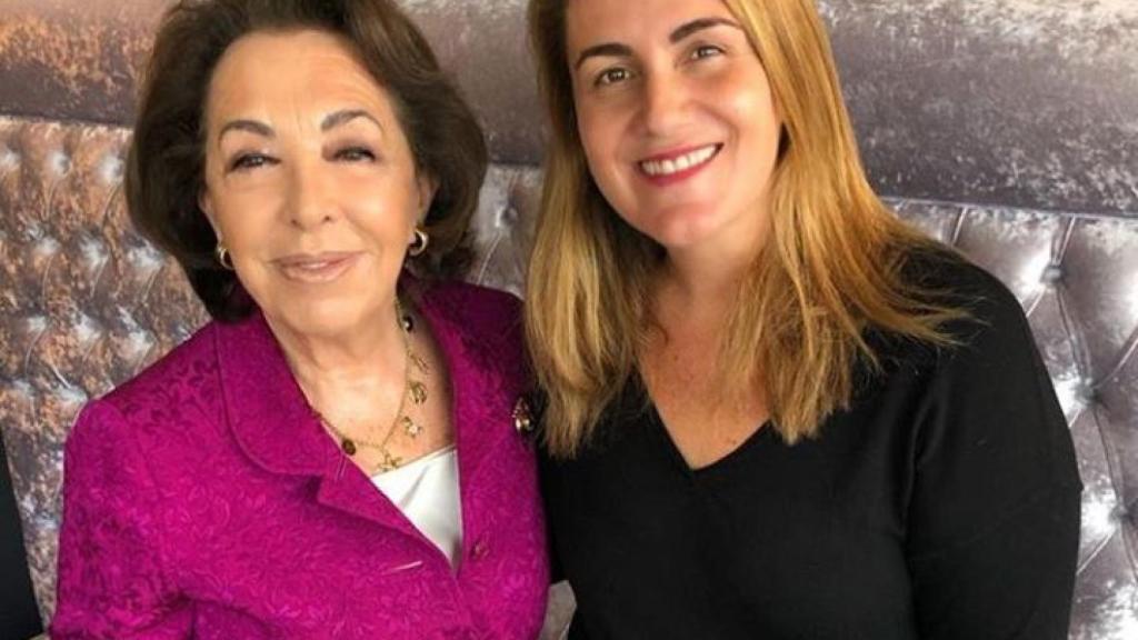 Carmen Navarro posa junto a Carlota Corredera en su centro de medicina estética.