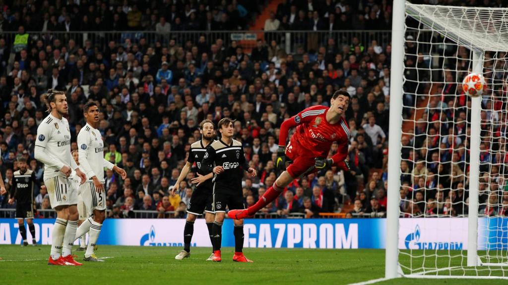 Thibaut Courtois encaja el cuarto gol ante el Ajax de Amsterdam en la Champions League 2018/2019