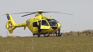 Herido un joven motorista tras caer por un desnivel y quedar en unos matorrales: trasladado en helicóptero al hospital
