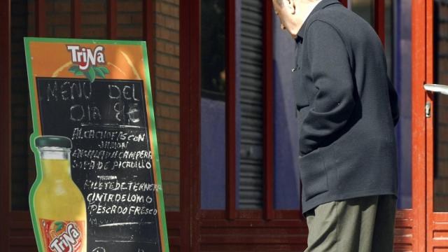 Francisco Rocasolano mirando el menú del día en un local / Korpa