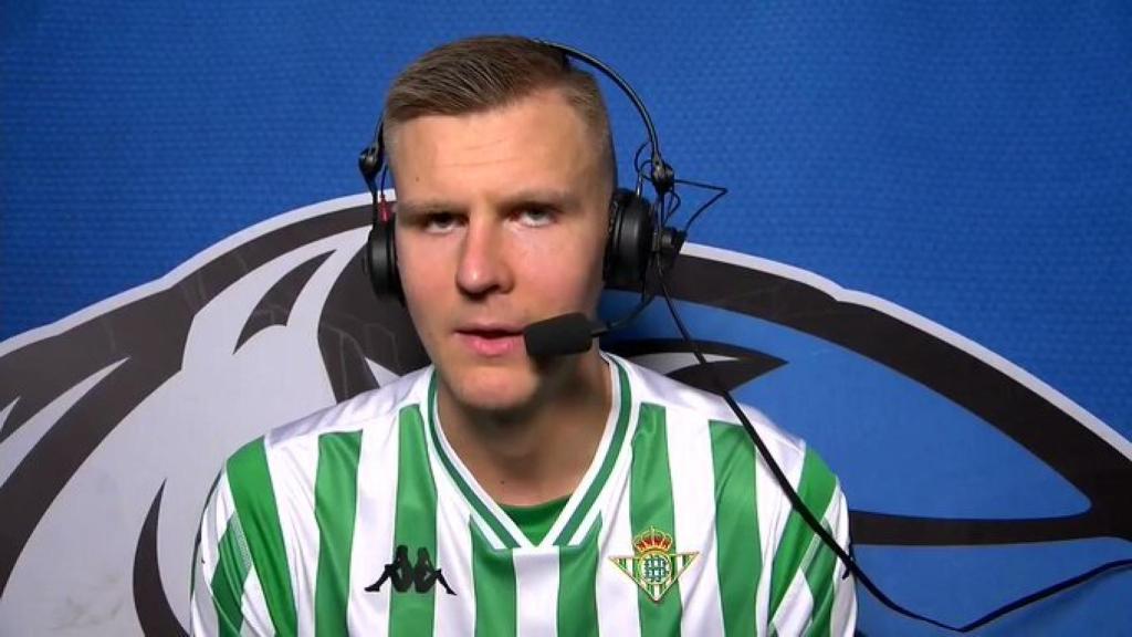 Kristaps Porzingis, con la camiseta del Betis