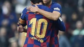 Martin Braithwaite abrazándose a Leo Messi