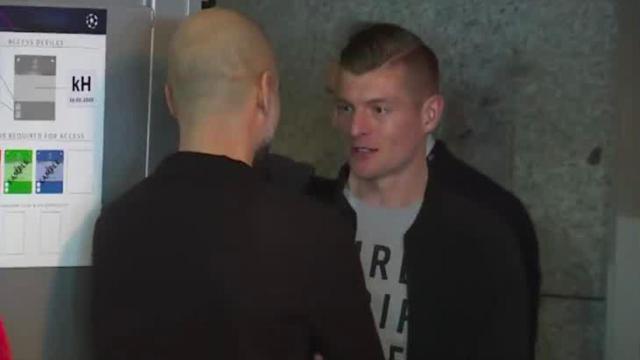 Guardiola y Kroos dialogan