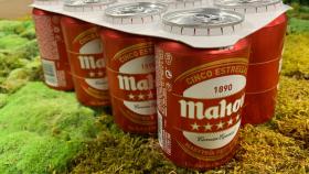 Mahou retira las anillas de plástico por cartón biodegradable.