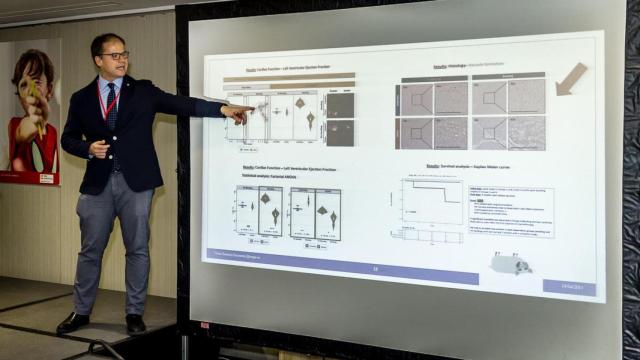 En la segunda edición de la Beca Menudos Corazones, en 2019, resultó ganador Víctor BautistaHernández, jefe de cirugía cardiaca infantil y congénita del Complejo Hospitalario Universitario ACoruña (CHUAC)