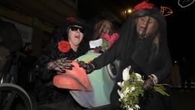 Fin del Carnaval: decenas de coruñeses entierran a la Sardina y despiden a Momo