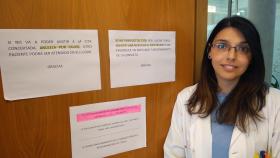 La doctora Marina posa en la puerta de su consulta del Barrio del Progreso de Murcia.