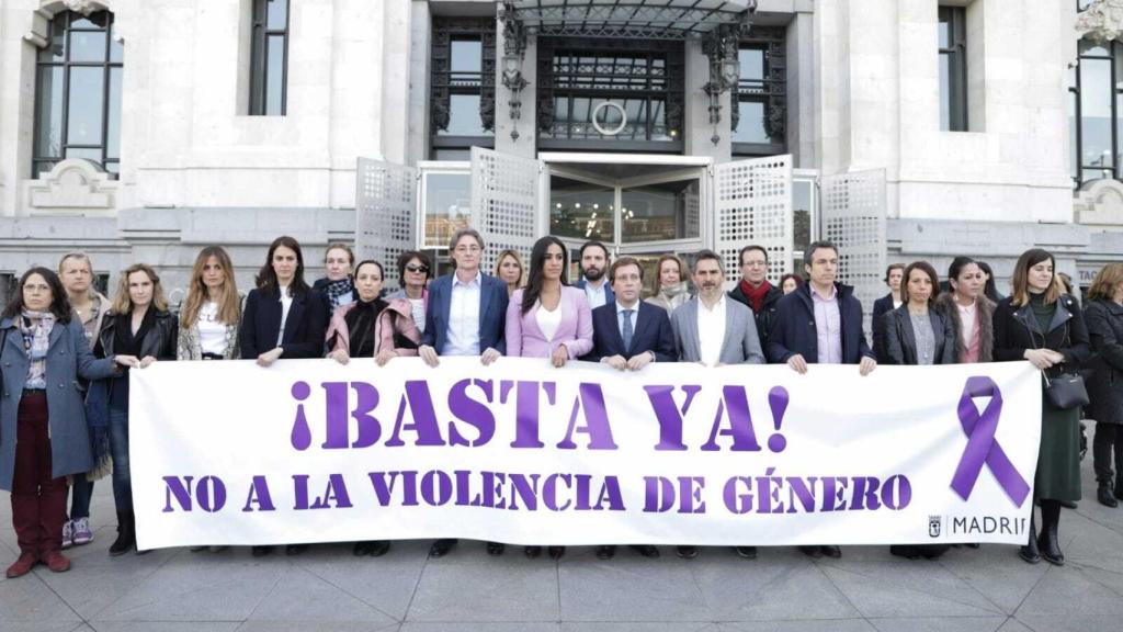 Concejales de PP, PSOE, Ciudadanos y Más Madrid participan en el minuto de silencio.