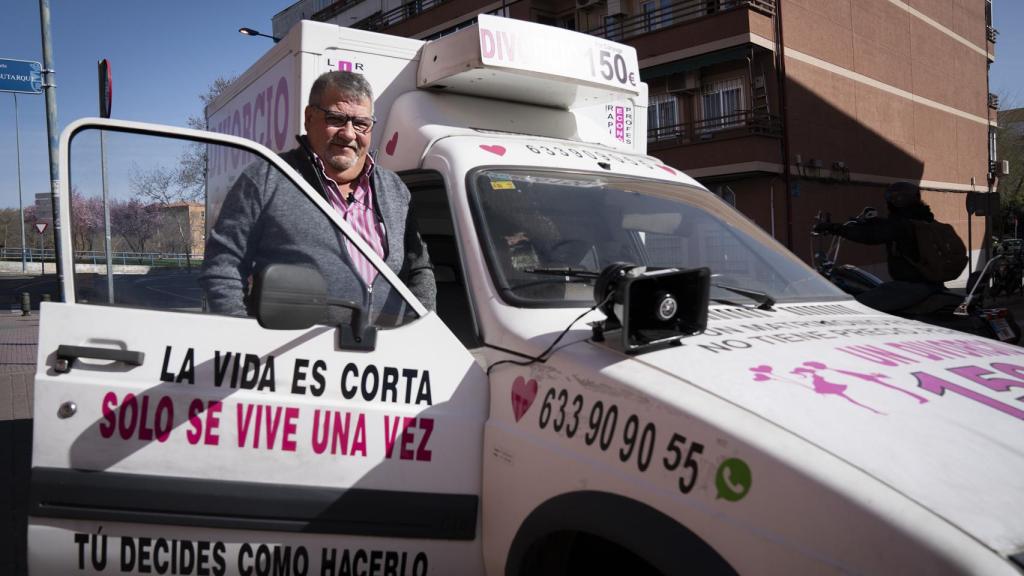 Tomás, junto a la divorcioneta.