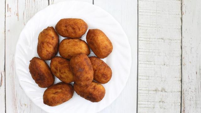 Unas croquetas sobre un plato.