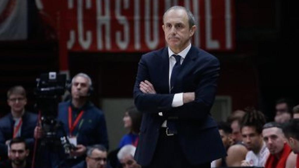 El entrenador del Olimpia de Milán, Ettore Messina, durante un partido