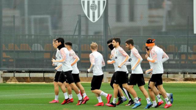 El Valencia, durante un entrenamiento en su ciudad deportiva