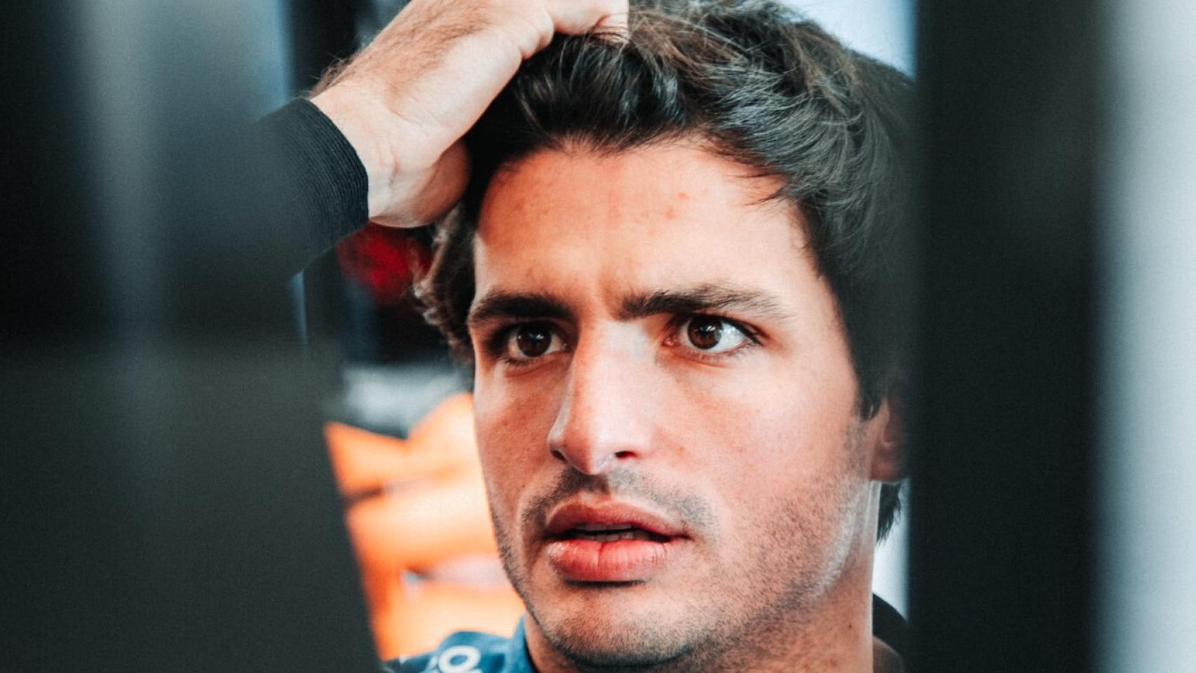 Carlos Sainz en el garaje de su escudería.